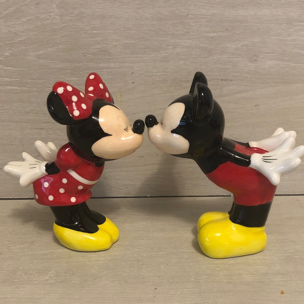Disney Mickey & Minnie Mouse Kissing Ceramic Salt & Pepper Shakers